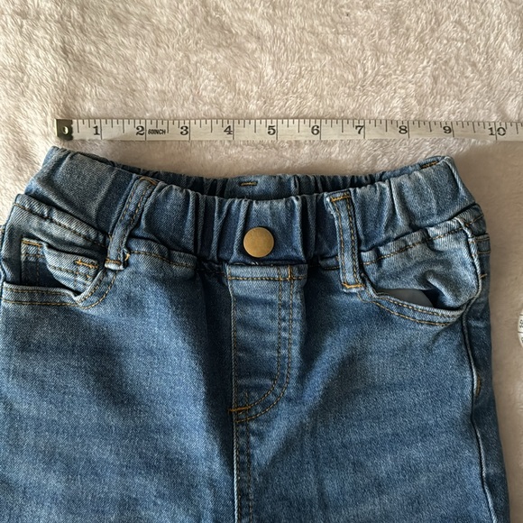 Pair of 2 Shein toddler jeans - Picture 7 of 13
